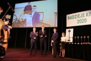 29.09.2020. Kielce. Mała scena KCK. Nagrody "Nadzieje Kielc". Na zdjęciu (od lewej): Jarosław Bukowski - radny, Bogdan Wenta - prezydent Kielc, Wiktor Brożek / Wiktor Taszłow / Radio Kielce