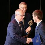 29.09.2020. Kielce. Mała scena KCK. Nagrody "Nadzieje Kielc". Na zdjęciu (od lewej): Jarosław Bukowski - radny, Bogdan Wenta - prezydent Kielc, Wiktor Brożek / Wiktor Taszłow / Radio Kielce