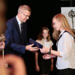 29.09.2020. Kielce. Mała scena KCK. Nagrody "Nadzieje Kielc". Na zdjęciu (od lewej): Jarosław Bukowski - radny, Bogdan Wenta - prezydent Kielc, Róża Okoń / Wiktor Taszłow / Radio Kielce