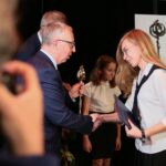 29.09.2020. Kielce. Mała scena KCK. Nagrody "Nadzieje Kielc". Na zdjęciu (od lewej): Jarosław Bukowski - radny, Róża Okoń / Wiktor Taszłow / Radio Kielce