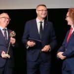 29.09.2020. Kielce. Mała scena KCK. Nagrody "Nadzieje Kielc". Na zdjęciu (od lewej): Jarosław Bukowski - radny, Bogdan Wenta - prezydent Kielc, Piotr Rysiński / Wiktor Taszłow / Radio Kielce