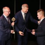 29.09.2020. Kielce. Mała scena KCK. Nagrody "Nadzieje Kielc". Na zdjęciu (od lewej): Jarosław Bukowski - radny, Bogdan Wenta - prezydent Kielc, Łukasz Skrzyniarz / Wiktor Taszłow / Radio Kielce