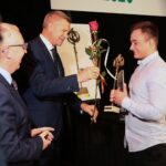 29.09.2020. Kielce. Mała scena KCK. Nagrody "Nadzieje Kielc". Na zdjęciu (od lewej): Jarosław Bukowski - radny, Bogdan Wenta - prezydent Kielc, Mateusz Szymkiewicz / Wiktor Taszłow / Radio Kielce