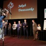 29.09.2020. Kielce. Mała scena KCK. Nagrody "Nadzieje Kielc". Na zdjęciu (w środku od lewej): Jarosław Bukowski - radny, Bogdan Wenta - prezydent Kielc, Jakub Treszczotko / Wiktor Taszłow / Radio Kielce