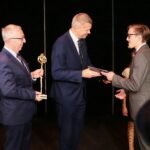 29.09.2020. Kielce. Mała scena KCK. Nagrody "Nadzieje Kielc". Na zdjęciu (od lewej): Jarosław Bukowski - radny, Bogdan Wenta - prezydent Kielc, Jakub Treszczotko / Wiktor Taszłow / Radio Kielce