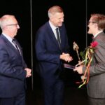 29.09.2020. Kielce. Mała scena KCK. Nagrody "Nadzieje Kielc". Na zdjęciu (od lewej): Jarosław Bukowski - radny, Bogdan Wenta - prezydent Kielc, Jakub Treszczotko / Wiktor Taszłow / Radio Kielce