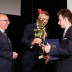 29.09.2020. Kielce. Mała scena KCK. Nagrody "Nadzieje Kielc". Na zdjęciu (od lewej): Jarosław Bukowski - radny, Bogdan Wenta - prezydent Kielc, Mateusz Wójcik / Wiktor Taszłow / Radio Kielce