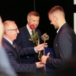 29.09.2020. Kielce. Mała scena KCK. Nagrody "Nadzieje Kielc". Na zdjęciu (od lewej): Jarosław Bukowski - radny, Bogdan Wenta - prezydent Kielc, Filip Zdziech / Wiktor Taszłow / Radio Kielce