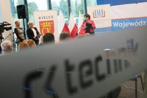 01.09.2020. Kielce. Wojewódzkie uroczystości rozpoczęcia roku szkolnego. Przemawia Katarzyna Nowacka - świętokrzyski wicekurator oświaty / Wiktor Taszłow / Radio Kielce