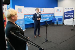 01.09.2020. Kielce. Wojewódzkie uroczystości rozpoczęcia roku szkolnego. Przemawia Krzysztof Słoń - senator / Wiktor Taszłow / Radio Kielce