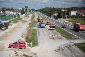 03.09.2020 Bilcza. Kładka dla pieszych nad rozbudowywaną drogą krajową nr 73 / Wiktor Taszłow / Radio Kielce