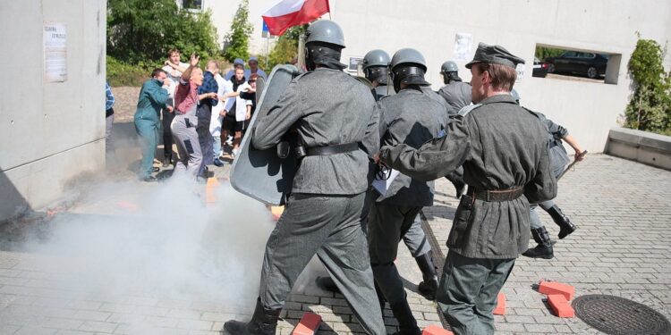 03.09.2020. Kielce. Inscenizacja "Demonstracja uliczna Solidarności" w 40. rocznicę powstania NSZZ Solidarność  / Wiktor Taszłow / Radio Kielce