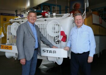 03.09.2020. Cedzyna. Wizyta konsula generalnego RP w muzeum samochodu papieskiego. Na zdjęciu (od lewej): Marek Adamczyk - właściciel Muzeum Samochodu Papieskiego JP2, Krzysztof Świderek - konsul generalny RP w Irkucku / Wiktor Taszłow / Radio Kielce