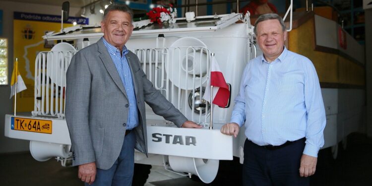 03.09.2020. Cedzyna. Wizyta konsula generalnego RP w muzeum samochodu papieskiego. Na zdjęciu (od lewej): Marek Adamczyk - właściciel Muzeum Samochodu Papieskiego JP2, Krzysztof Świderek - konsul generalny RP w Irkucku / Wiktor Taszłow / Radio Kielce