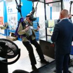 09.09.2020. Kielce. Międzynarodowy Salon Przemysłu Obronnego. Symulator skoków spadochronowych / Wiktor Taszłow / Radio Kielce