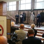 10.09.2020. Kielce. Otwarcie wystawy „NSZZ Solidarność nasze początki”. Na zdjęciu (od lewej): Zbigniew Koniusz - wojewoda świętokrzyski, Jarosław Machnicki - dyrektor Wojewódzkiego Domu Kultury w Kielcach, Waldemar Bartosz -  przewodniczący regionu świętokrzyskiego NSZZ „Solidarność” i Andrzej Bętkowski - marszałek województwa świętokrzyskiego / Wiktor Taszłow / Radio Kielce