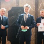 10.09.2020. Kielce. Otwarcie wystawy „NSZZ Solidarność nasze początki”. Na zdjęciu (od lewej): Zbigniew Koniusz - wojewoda świętokrzyski, Krzysztof Słoń - senator PiS i Jarosław Machnicki - dyrektor Wojewódzkiego Domu Kultury w Kielcach / Wiktor Taszłow / Radio Kielce