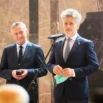 10.09.2020. Kielce. Otwarcie wystawy „NSZZ Solidarność nasze początki”. Na zdjęciu: Zbigniew Koniusz - wojewoda świętokrzyski i Krzysztof Słoń - senator PiS / Wiktor Taszłow / Radio Kielce