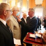 10.09.2020. Kielce. Wręczenie Medali Stulecia Odzyskanej Niepodległości. Na zdjęciu (od lewej): Robert Adamczyk, Waldemar Bartosz - przewodniczący regionu świętokrzyskiego NSZZ „Solidarność”, Zbigniew Koniusz - wojewoda świętokrzyski i Edyta Bobryk - zastępca dyrektora Wojewódzkiego Domu Kultury w Kielcach / Wiktor Taszłow / Radio Kielce