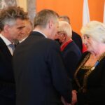 10.09.2020. Kielce. Wręczenie Medali Stulecia Odzyskanej Niepodległości. Na zdjęciu (od lewej): Krzysztof Słoń - senator PiS, Zbigniew Koniusz - wojewoda świętokrzyski i Stanisława Gawlik / Wiktor Taszłow / Radio Kielce