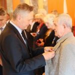 10.09.2020. Kielce. Wręczenie Medali Stulecia Odzyskanej Niepodległości. Na zdjęciu: Krzysztof Słoń - senator PiS, Zbigniew Koniusz - wojewoda świętokrzyski i Jerzy Jabłoński / Wiktor Taszłow / Radio Kielce