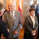 10.09.2020. Kielce. Wręczenie Medali Stulecia Odzyskanej Niepodległości. Na zdjęciu (od lewej): Krzysztof Słoń - senator PiS, Jan Nowakowski, Helena Obara i Stanisław Pawłowski / Wiktor Taszłow / Radio Kielce