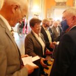 10.09.2020. Kielce. Wręczenie Medali Stulecia Odzyskanej Niepodległości. Na zdjęciu (od lewej): Jan Nowakowski, Helena Obara i Andrzej Bętkowski - marszałek województwa świętokrzyskiego / Wiktor Taszłow / Radio Kielce