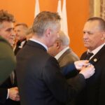 10.09.2020. Kielce. Wręczenie Medali Stulecia Odzyskanej Niepodległości. Na zdjęciu: Krzysztof Słoń - senator PiS, Zbigniew Koniusz - wojewoda świętokrzyski i Tadeusz Relikowski / Wiktor Taszłow / Radio Kielce