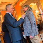 10.09.2020. Kielce. Wręczenie Medali Stulecia Odzyskanej Niepodległości. Na zdjęciu (od lewej): Zbigniew Koniusz - wojewoda świętokrzyski i Zbigniew Żesławski / Wiktor Taszłow / Radio Kielce