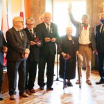 10.09.2020. Kielce. Wręczenie Medali Stulecia Odzyskanej Niepodległości. Na zdjęciu (od lewej): Władysław Rutkiewicz, Bogdan Ryś, Jan Szałowski, Mieczysław Szczepanik, Teresa Żarów-Pogłódek, Zbigniew Żesławski i Andrzej Bętkowski - marszałek województwa świętokrzyskiego / Wiktor Taszłow / Radio Kielce