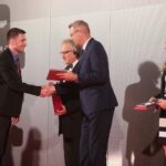 10.09.2020. Kielce. Międzynarodowy Salon Przemysłu Obronnego. Wręczenie nagród Defender. Medale wręczyli prezydent Kielc Bogdan Wenta i prezes Targów Kielce Andrzej Mochoń / Wiktor Taszłow / Radio Kielce