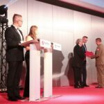 10.09.2020. Kielce. Międzynarodowy Salon Przemysłu Obronnego. Wręczenie nagród Defender. Medale wręczyli Prezydent Kielc Bogdan Wenta i prezes Targów Kielce Andrzej Mochoń / Wiktor Taszłow / Radio Kielce