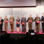 10.09.2020. Kielce. Międzynarodowy Salon Przemysłu Obronnego. Wręczenie nagród Defender. Wyróżnienia wręczyli prezydent Kielc Bogdan Wenta i prezes Targów Kielce Andrzej Mochoń / Wiktor Taszłow / Radio Kielce