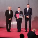 10.09.2020. Kielce. Międzynarodowy Salon Przemysłu Obronnego. Wręczenie nagród Defender. Wyróżnienia wręczyli prezydent Kielc Bogdan Wenta i prezes Targów Andrzej Mochoń / Wiktor Taszłow / Radio Kielce