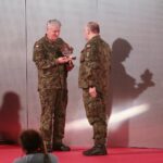 10.09.2020. Kielce. Międzynarodowy Salon Przemysłu Obronnego. Wręczenie nagród Defender. Wyróżnienie wręcza gen. bryg. Bogdan Dziewulski / Wiktor Taszłow / Radio Kielce