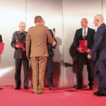 10.09.2020. Kielce. Międzynarodowy Salon Przemysłu Obronnego. Wręczenie nagród Defender. Sebastian Chwałek, wiceprezes zarządu Polskiej Grupy Zbrojeniowej, generał brygady Karol Dymanowski i prezes Targów Kielce Andrzej Mochoń wręczyli nagrody DEFENDER / Wiktor Taszłow / Radio Kielce