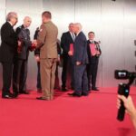 10.09.2020. Kielce. Międzynarodowy Salon Przemysłu Obronnego. Wręczenie nagród Defender. Sebastian Chwałek, wiceprezes zarządu Polskiej Grupy Zbrojeniowej, generał brygady Karol Dymanowski i prezes Targów Kielce Andrzej Mochoń wręczyli nagrody DEFENDER / Wiktor Taszłow / Radio Kielce