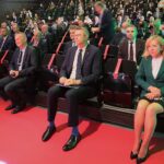 10.09.2020. Kielce. Międzynarodowy Salon Przemysłu Obronnego. Wręczenie nagród DEFENDER. Na zdjęciu (od lewej): Agata Wojtyszek - poseł, Zbigniew Koniusz - wojewoda świętokrzyski, Bogdan Wenta - prezydent Kielc / Wiktor Taszłow / Radio Kielce