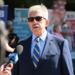 12.09.2020. Kielce. Amazonki zachęcały do wykonywania badań profilaktycznych. Na zdjęciu: profesor Stanisław Góźdź, dyrektor Świętokrzyskiego Centrum Onkologii / Wiktor Taszłow / Radio Kielce