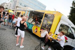 13.09.2020. Kielce. Festiwal food trucków / Wiktor Taszłow / Radio Kielce