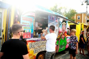 13.09.2020. Kielce. Festiwal food trucków / Wiktor Taszłow / Radio Kielce