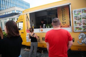 13.09.2020. Kielce. Festiwal food trucków / Wiktor Taszłow / Radio Kielce