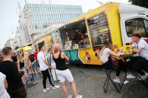 13.09.2020. Kielce. Festiwal food trucków / Wiktor Taszłow / Radio Kielce