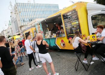 13.09.2020. Kielce. Festiwal food trucków / Wiktor Taszłow / Radio Kielce