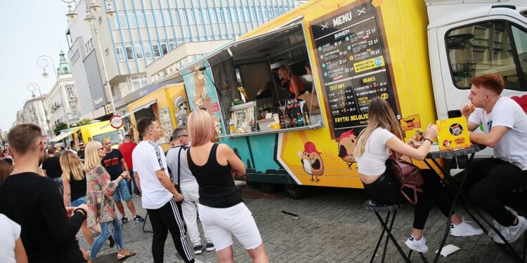 13.09.2020. Kielce. Festiwal food trucków / Wiktor Taszłow / Radio Kielce