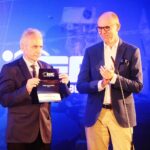 13.09.2020. Kielce. Zakończenie zawodów łazików marsjańskich. Wręczenie nagród. Na zdjęciu (od lewej): prof. Zbigniew Koruba - rektor Politechniki Świętokrzyskiej i Michał Szaniawski - prezes Polskiej Agencji kosmicznej wręczyli nagrodę za trzecie miejsce w zawodach / Wiktor Taszłow / Radio Kielce