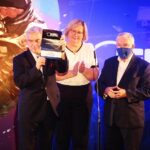 13.09.2020. Kielce. Zakończenie zawodów łazików marsjańskich. Wręczenie nagród. Na zdjęciu (od lewej): Andrzej Bętkowski - marszałek województwa świętokrzyskiego, Bożena Szczypiór - zastępca prezydenta Kielc i poseł Krzysztof Lipiec wręczyli nagrodę za drugie miejsce w zawodach / Wiktor Taszłow / Radio Kielce