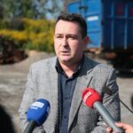 14.09.2020. Nowiny. Sprzątanie składowiska niebezpiecznych odpadów. Na zdjęciu: Cezary Majcher, członek Zarządu Powiatu w Kielcach / Wiktor Taszłow / Radio Kielce