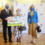 14.09.2020. Kielce. Wręczenie nagród laureatom konkursu "Dobry bo Polski". Na zdjęciu (od lewej): Andrzej Bętkowski - marszałek województwa świętokrzyskiego, babcia Sofii Szwed, Anna Krupka - wiceminister sportu / Wiktor Taszłow / Radio Kielce