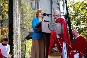 14.09.2020. Święty Krzyż. Uroczystości odpustowe. Na zdjęciu: poseł Anna Krupka - wiceminister sportu i o. Marian Puchała - superior klasztoru / Wiktor Taszłow / Radio Kielce